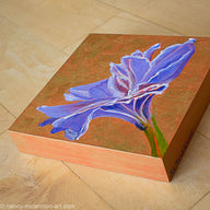 a painting by fine artist Nancy McLennon of a purple amaryllis on metallic gold background flatview